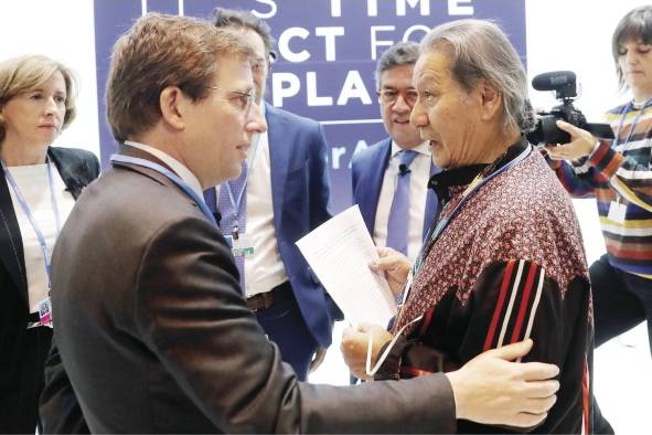Un representante de de los pueblos indígenas (d) entrega un escrito en defensa de la Amazonia al alcalde de Madrid, José Luis Martínez-Almeida. Un representante de de los pueblos indígenas (d) entrega un escrito en defensa de la Amazonia al alcalde de Madrid, José Luis Martínez-Almeida.