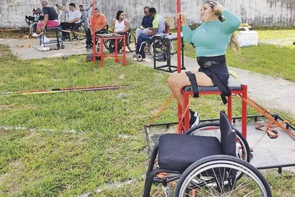 El grupo de atletismo se prepara para iniciar sus entrenamientos en el espacio cedido por Pandeportes. El grupo de atletismo se prepara para iniciar sus entrenamientos en el espacio cedido por Pandeportes.