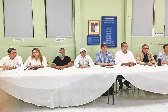 Los representantes del Ejecutivo ayer en la mesa de diálogo, en Penonomé. Los representantes del Ejecutivo ayer en la mesa de diálogo, en Penonomé.