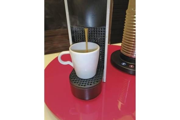 El espresso cae en la taza. El espresso cae en la taza.