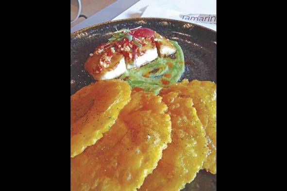 Corvina al ajillo y patacones Corvina al ajillo y patacones