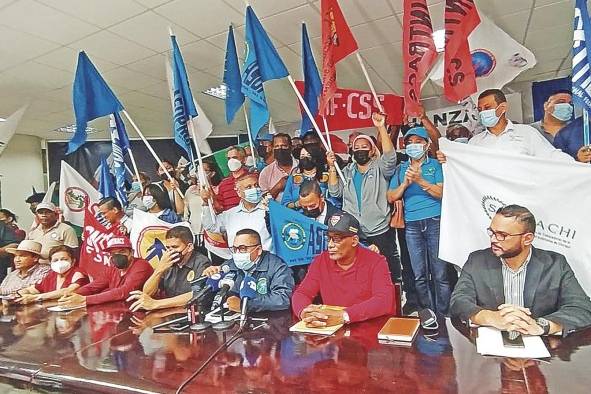 Profesores y trabajadores realizaron una asamblea general para anunciar la medida de paro de 72 horas. Profesores y trabajadores realizaron una asamblea general para anunciar la medida de paro de 72 horas.