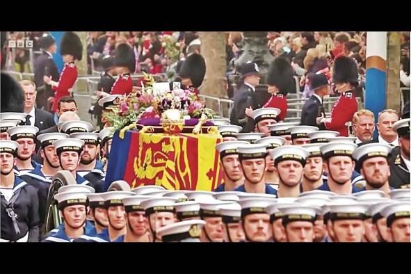 La Marina Real junto con la Guardia Real llevan el ataúd al salón de Westminster, donde se llevará a cabo el servicio. La Marina Real junto con la Guardia Real llevan el ataúd al salón de Westminster, donde se llevará a cabo el servicio.
