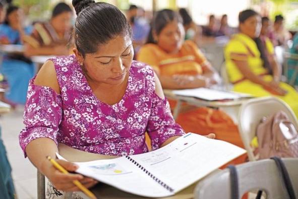 Mujeres ngäbe se han capacitado en su idioma. Mujeres ngäbe se han capacitado en su idioma.
