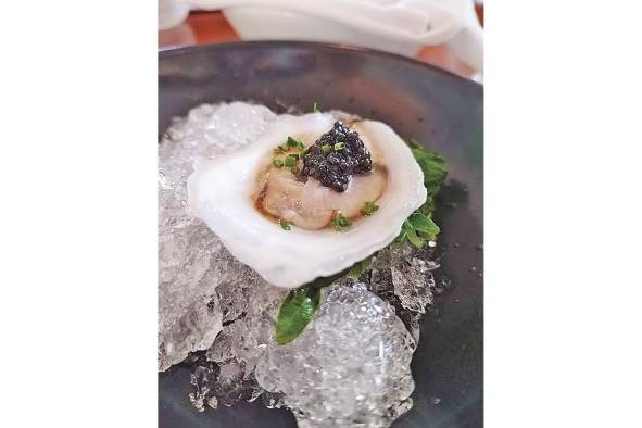 Ostra con caviar de esturión Ostra con caviar de esturión