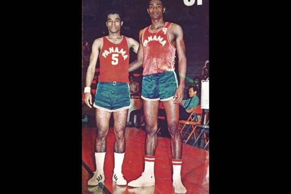 Davis Peralta (Izq.) y Pedro Rivas (Der.), dos inmortales del baloncesto istmeño para la historia. Davis Peralta (Izq.) y Pedro Rivas (Der.), dos inmortales del baloncesto istmeño para la historia.
