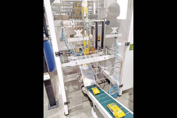 Línea de empacado en la planta de producción. Línea de empacado en la planta de producción.