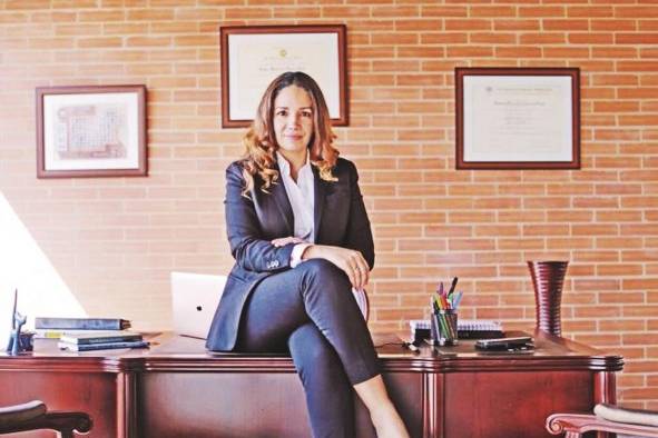 Sondra Macollins Garvin Abogada. Es una mujer entendida de los retos que afrontan sus compatriotas migrantes y apasionada por las artes y los derechos humanos. Dirige una de las firmas de abogados más importantes de habla hispana en Estados Unidos. “Invito a todas las mujeres disciplinadas, enfocadas con capacidad de trabajo a resistir y empezar a ser parte de movimientos que cambien sus comunidades”. Sondra Macollins Garvin Abogada. Es una mujer entendida de los retos que afrontan sus compatriotas migrantes y apasionada por las artes y los derechos humanos. Dirige una de las firmas de abogados más importantes de habla hispana en Estados Unidos. “Invito a todas las mujeres disciplinadas, enfocadas con capacidad de trabajo a resistir y empezar a ser parte de movimientos que cambien sus comunidades”.