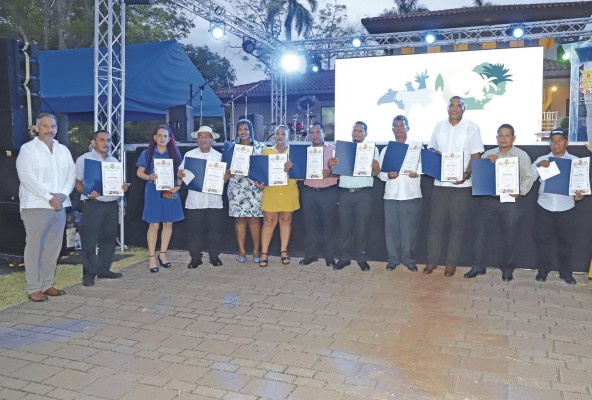 En la velada, cargada de agradecimientos para los patrocinadores y amigos del parque, se entregaron reconocimientos a trabajadores con más de 15, 30 y 40 años de servicio. En la velada, cargada de agradecimientos para los patrocinadores y amigos del parque, se entregaron reconocimientos a trabajadores con más de 15, 30 y 40 años de servicio.