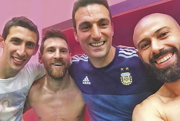 Di María, Messi, Scaloni y Mascherano, una foto que refleja camaradería y afecto a lo interno de la selección. Di María, Messi, Scaloni y Mascherano, una foto que refleja camaradería y afecto a lo interno de la selección.