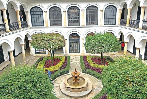 El museo cuenta con un patio lleno de jardines verdes en su centro, acompañado de una fuente. El museo cuenta con un patio lleno de jardines verdes en su centro, acompañado de una fuente.