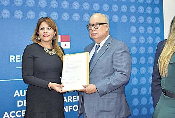 El director de la CSS entrega la documentación a la Antai. El director de la CSS entrega la documentación a la Antai.