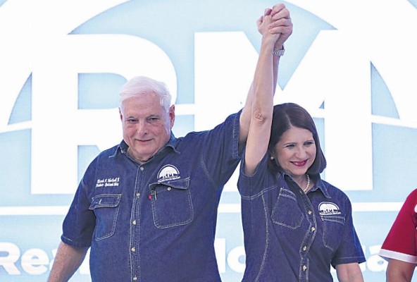 Ricardo Martinelli, candidato a la presidencia de la República por RM y su esposa y compañera de fórmula, Marta Linares de Martinelli. Ricardo Martinelli, candidato a la presidencia de la República por RM y su esposa y compañera de fórmula, Marta Linares de Martinelli.