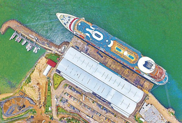 La temporada de cruceros comenzó en octubre por un periodo de cuatro meses. La temporada de cruceros comenzó en octubre por un periodo de cuatro meses.