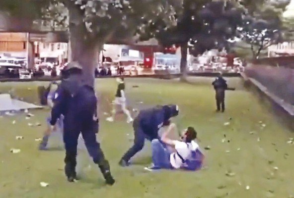 El reportero intentaba mostrar su carné a los policías. El reportero intentaba mostrar su carné a los policías.