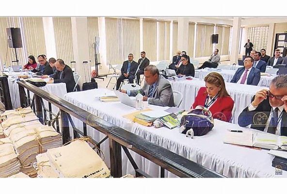 El auto mixto de llamamiento a juicio consta de 274 páginas. El auto mixto de llamamiento a juicio consta de 274 páginas.