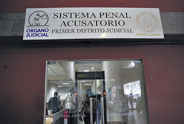 En el caso se comprobó la formación de una sociedad denominada Blue Apple, creada con el propósito de recibir dinero producto de sobornos. En el caso se comprobó la formación de una sociedad denominada Blue Apple, creada con el propósito de recibir dinero producto de sobornos.