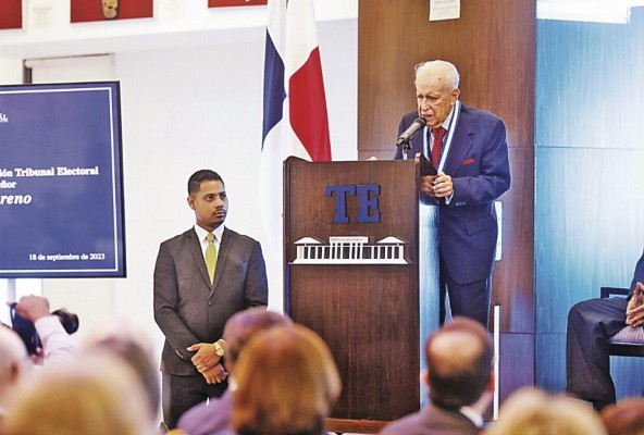 Luis H. Moreno durante la entrega de la condecoración Tribunal Electoral. Luis H. Moreno durante la entrega de la condecoración Tribunal Electoral.