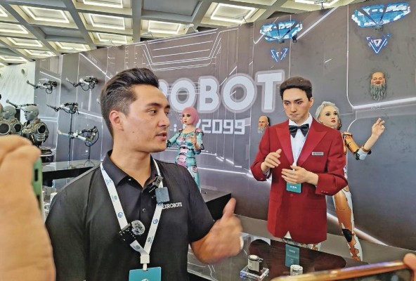 El ingeniero Searle (izq.) junto al robot humanoide desarrollado con su misma apariencia. El ingeniero Searle (izq.) junto al robot humanoide desarrollado con su misma apariencia.