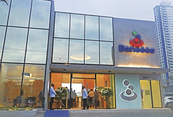 La sucursal de Calle 50 es sostenible: posee 60 paneles solares que proveen de energía a todo el banco. La sucursal de Calle 50 es sostenible: posee 60 paneles solares que proveen de energía a todo el banco.