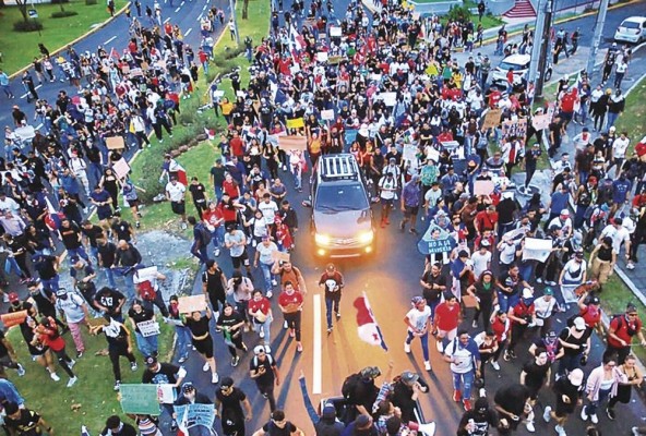 Una nutrida manifestación recorrió la cinta costera y luego se dirigió a calle 50. Una nutrida manifestación recorrió la cinta costera y luego se dirigió a calle 50.