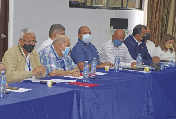 Para hoy está pactada la reunión inicial de la mesa de trabajo para encontrar soluciones a los problemas surgidos en Panamá por el alto costo del combustible. Para hoy está pactada la reunión inicial de la mesa de trabajo para encontrar soluciones a los problemas surgidos en Panamá por el alto costo del combustible.