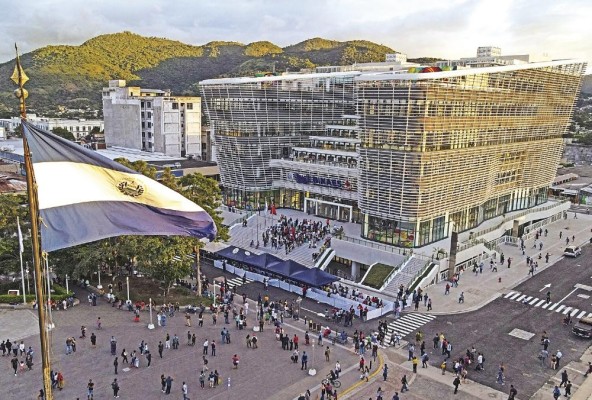 Vista aérea de la nueva Biblioteca Nacional de El Salvador en el centro histórico de San Salvador. En el evento estuvo presente su presidente, Nayib Bukele. Vista aérea de la nueva Biblioteca Nacional de El Salvador en el centro histórico de San Salvador. En el evento estuvo presente su presidente, Nayib Bukele.