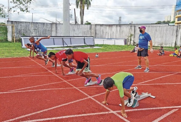 Pedro Aguilar (Der.) tiene un grupo de niños de Viejo Veranillo, a quienes entrena en el estadio del Artes y Oficio. Pedro Aguilar (Der.) tiene un grupo de niños de Viejo Veranillo, a quienes entrena en el estadio del Artes y Oficio.