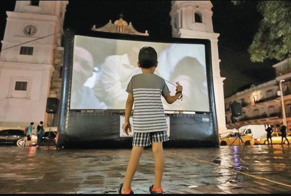 Cines y teatros podrán reiniciar operaciones desde el lunes 12 de octubre. Cines y teatros podrán reiniciar operaciones desde el lunes 12 de octubre.