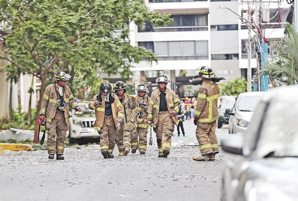 Bomberos de Panamá, este martes, durante la explosión en el PH Urbana. Bomberos de Panamá, este martes, durante la explosión en el PH Urbana.