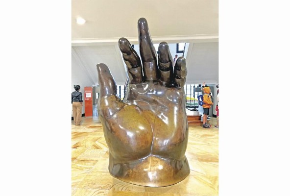 La escultura de Fernando Botero “Mano” se encuentra en la entrada del museo. La escultura de Fernando Botero “Mano” se encuentra en la entrada del museo.