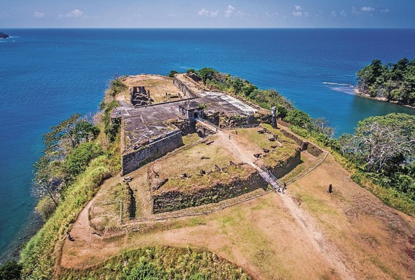 En el Caribe encontrará el Fuerte San Lorenzo, un sitio de historia de piratas y corsarios. En el Caribe encontrará el Fuerte San Lorenzo, un sitio de historia de piratas y corsarios.