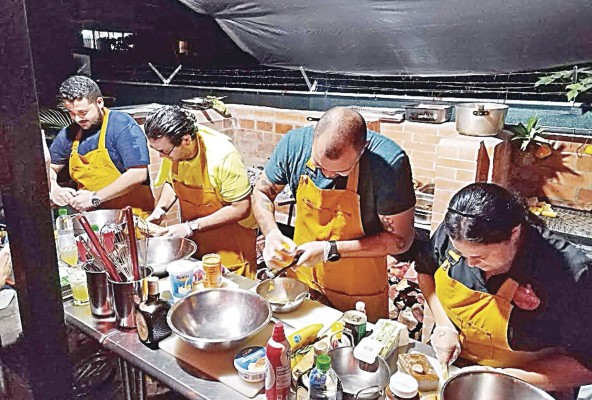 Los chefs preparan sus postres Los chefs preparan sus postres