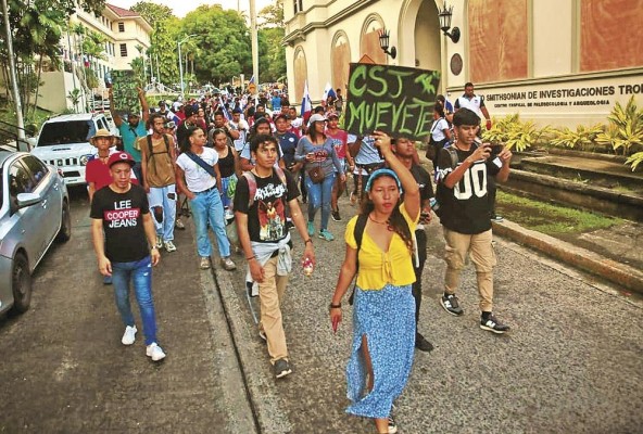 Ayer un grupo de manifestantes se concentró frente al edificio de la Corte Suprema de Justicia (CSJ) para pedir celeridad en su decisión sobre las demandas de inconstitucionalidad presentadas contra la Ley 406. Ayer un grupo de manifestantes se concentró frente al edificio de la Corte Suprema de Justicia (CSJ) para pedir celeridad en su decisión sobre las demandas de inconstitucionalidad presentadas contra la Ley 406.