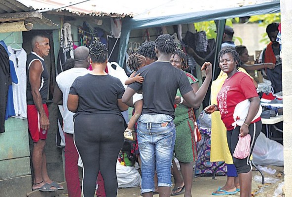 Migrantes en un refugio temporal en Panamá. Migrantes en un refugio temporal en Panamá.