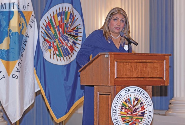 Urrutia fue elegida en 2017 como una de las Mujeres líderes emergentes del sector público de Panamá, por el Banco Interamericano de Desarrollo. Urrutia fue elegida en 2017 como una de las Mujeres líderes emergentes del sector público de Panamá, por el Banco Interamericano de Desarrollo.