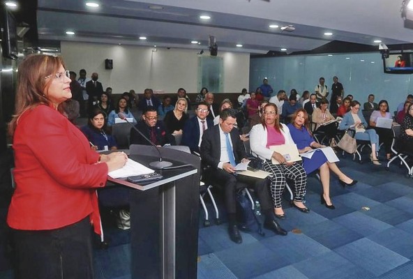 Olga de Obaldía, directora ejecutiva de la Fundación para el Desarrollo de la Libertad Ciudadana, reiteró el pedido a la Asamblea para que el proyecto sea devuelto al Órgano Ejecutivo. Olga de Obaldía, directora ejecutiva de la Fundación para el Desarrollo de la Libertad Ciudadana, reiteró el pedido a la Asamblea para que el proyecto sea devuelto al Órgano Ejecutivo.