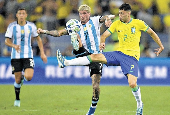 El Brasil y Argentina por las eliminatorias suramericanas del 21 de noviembre, disputado en el Estadio Maracaná tuvo altercados que afectaron a los aficionados y retrasaron el partido. El Brasil y Argentina por las eliminatorias suramericanas del 21 de noviembre, disputado en el Estadio Maracaná tuvo altercados que afectaron a los aficionados y retrasaron el partido.