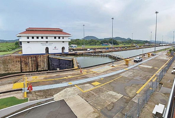 El Canal de Panamá sigue permitiendo solo 32 tránsitos diarios para las esclusas panamax, frente a los 36 de años pasados. El Canal de Panamá sigue permitiendo solo 32 tránsitos diarios para las esclusas panamax, frente a los 36 de años pasados.