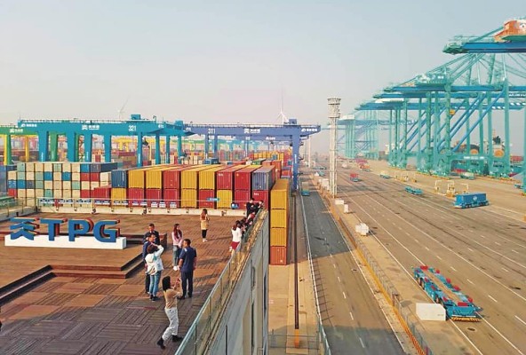 El puerto es un puerto artificial de aguas profundas a nivel nacional, moderno y completo. El puerto es un puerto artificial de aguas profundas a nivel nacional, moderno y completo.