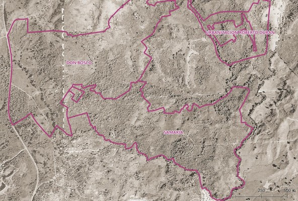 Fotografía aérea del sector de Samaria en 1965: se puede apreciar con claridad que esta era una zona no ocupada, de la cual se extraía madera y era utilizada para la caza y la agricultura por los moradores originales del sector de Don Bosco, quienes se encontraban asentados allí desde al menos 90 años antes de la aparición de los asentamientos informales. Fotografía aérea del sector de Samaria en 1965: se puede apreciar con claridad que esta era una zona no ocupada, de la cual se extraía madera y era utilizada para la caza y la agricultura por los moradores originales del sector de Don Bosco, quienes se encontraban asentados allí desde al menos 90 años antes de la aparición de los asentamientos informales.