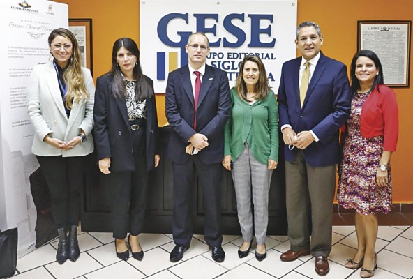 Ivette Leonardi, Shani Buzaglo Itai Bardov, Sarit Gold Bardov, Eduardo Quirós y Denisse Romero. Ivette Leonardi, Shani Buzaglo Itai Bardov, Sarit Gold Bardov, Eduardo Quirós y Denisse Romero.