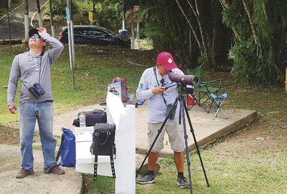 Domiciano Alveo y Ramiro Duque, en la faena de conteo. Domiciano Alveo y Ramiro Duque, en la faena de conteo.