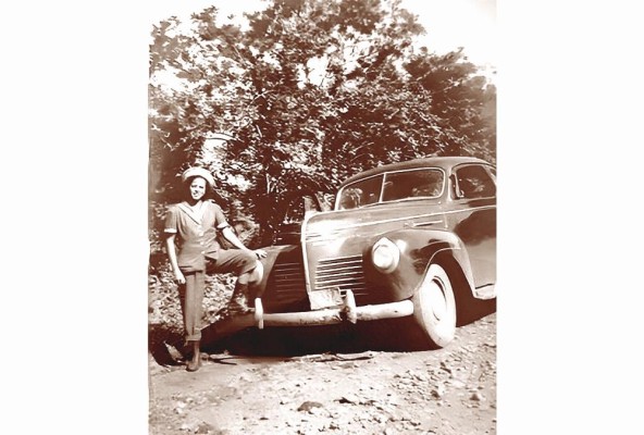 Judith Caballero posa junto a un carro en el marco de los Panamericanos de Buenos Aires en 1951. Judith Caballero posa junto a un carro en el marco de los Panamericanos de Buenos Aires en 1951.