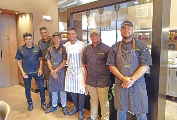 El chef Jorge Jurado hijo y su equipode trabajo en Tamarindo El chef Jorge Jurado hijo y su equipode trabajo en Tamarindo
