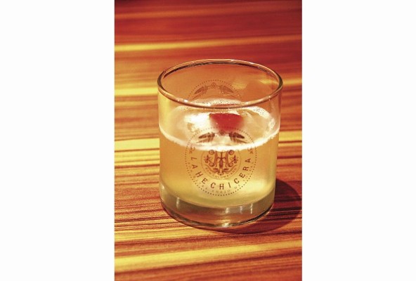 Coctel clarificado con bocadillo Coctel clarificado con bocadillo