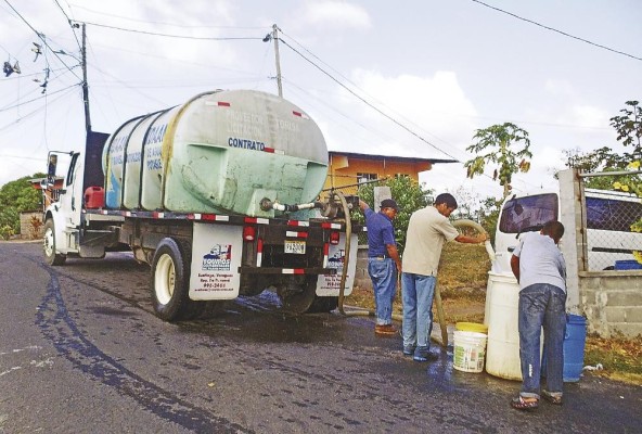 El censo reveló que 300 mil personas en Panamá viven sin acceso a agua potable. El censo reveló que 300 mil personas en Panamá viven sin acceso a agua potable.