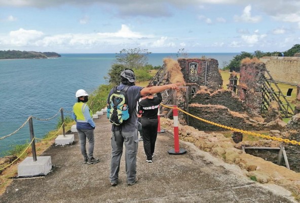 Proceso de limpieza y restauración de los muros más deteriorados del Castillo San Lorenzo. Proceso de limpieza y restauración de los muros más deteriorados del Castillo San Lorenzo.