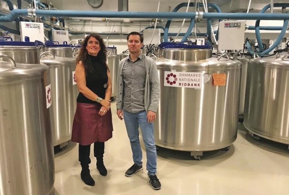 Eva Ortega-Paíno junto Lasse Boding, coordinador del Biobanco Nacional Danés. Eva Ortega-Paíno junto Lasse Boding, coordinador del Biobanco Nacional Danés.