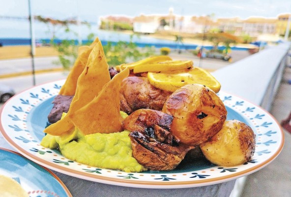Chamorro de cerdo confitado, frijoles refritos, guacamole y cabollas caramelizadas. Chamorro de cerdo confitado, frijoles refritos, guacamole y cabollas caramelizadas.